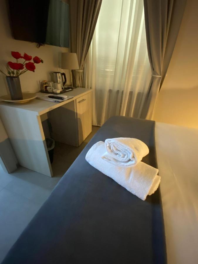 Lo Stallone -Malpensa Milan Airport Buscate Eksteriør billede